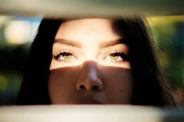 Jak uzyskać naturalny wygląd sztucznych rzęs? Zestawy sztucznych rzęs premium zmieniają reguły gry.