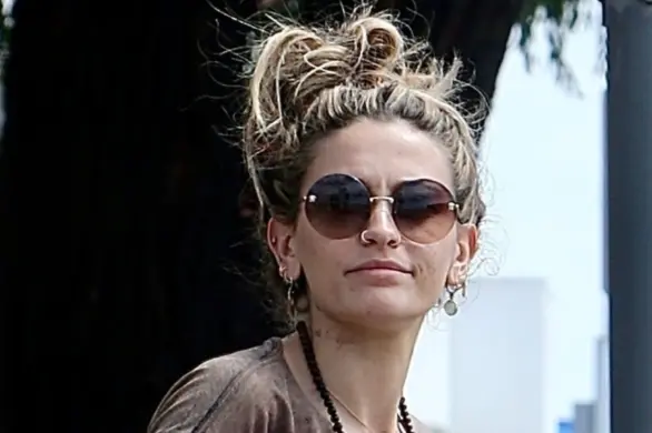 Paris Jackson w zamszowych botkach z torebką