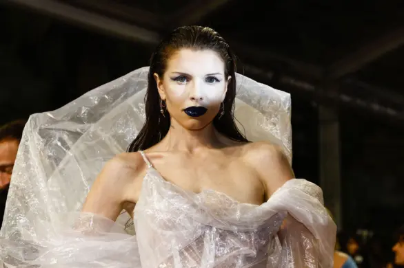 Czarna szminka nie tylko na Halloween. Julia Fox odczarowuje czarne usta