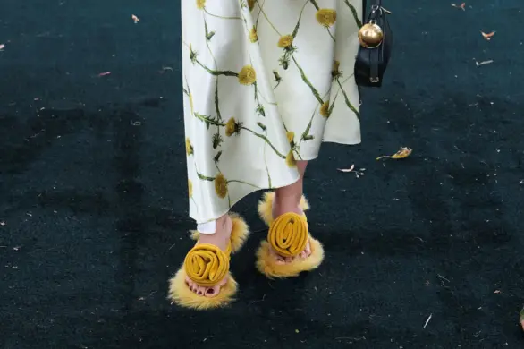 Pluszowe buty na pokazie Burberry: o co chodzi?