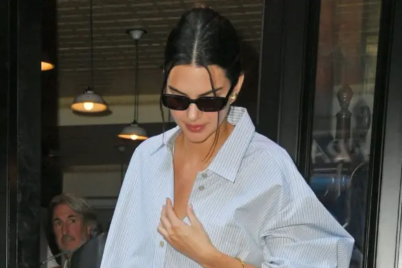 Nie tylko białe. Jeansy Kendall Jenner będą hitem wiosny i lata. Idealne do pracy