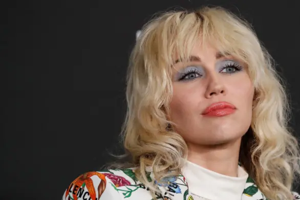 Miley Cyrus w najmodniejszej fryzurze sezonu. Side part sleek to królowa zimy