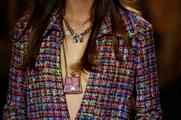 Chanel kreuje nowy trend: torebki na szyi