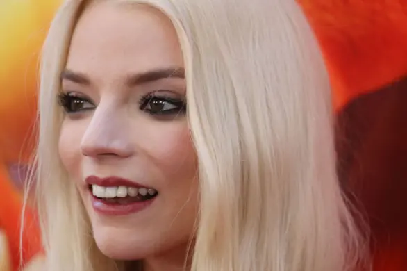 Tajemnicza i urocza, suknia ślubna inspirowana gotykiem. Anya Taylor-Joy: elegancja w ciemnościach