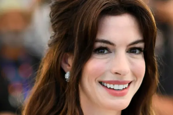 Anne Hathaway w szerokich spodniach jeansowych