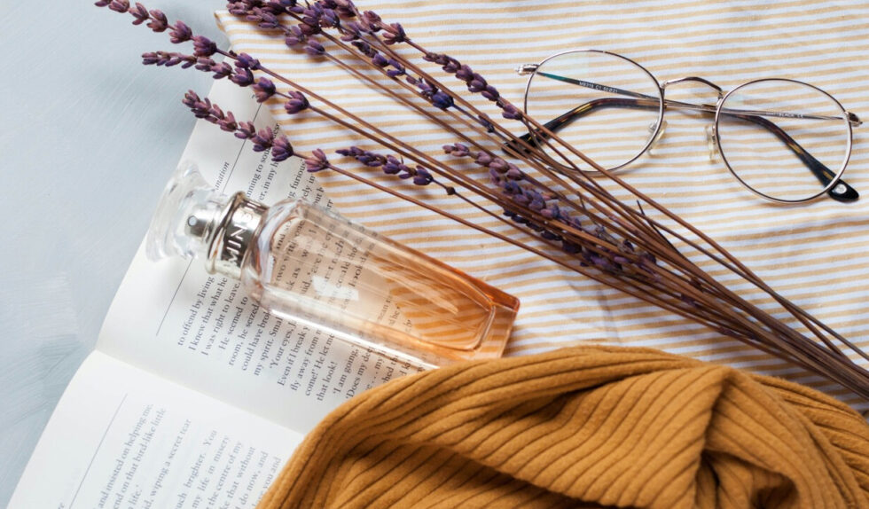 Czym pachnie koniec lata? Jakie perfumy damskie wybrać na jesień?