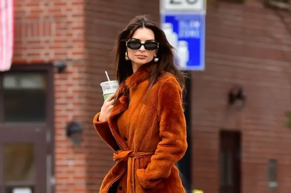 Jesień z Emily Ratajkowski: ten brązowy pluszowy płaszcz to HIT sezonu