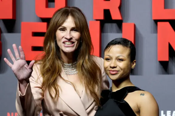 Julia Roberts w butach, które przypominają żyrandol