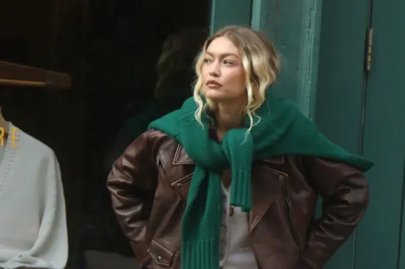 Gigi Hadid na pokazie mody oklejona jedynie taśmą DHL