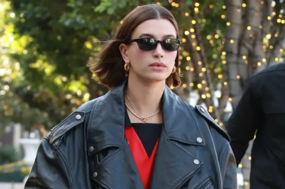 Hailey Bieber w oversizowym trenchu: nowa definicja miejskiego glamouru