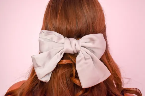 Duże kokardy we włosach – trend, który pokochały gwiazdy Hollywood i Internetu