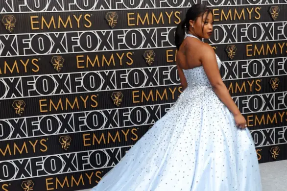 Nie mogę oprzeć się wrażeniu, że czerwony dywan Emmy Awards 2024 to pokaz sukien ślubnych