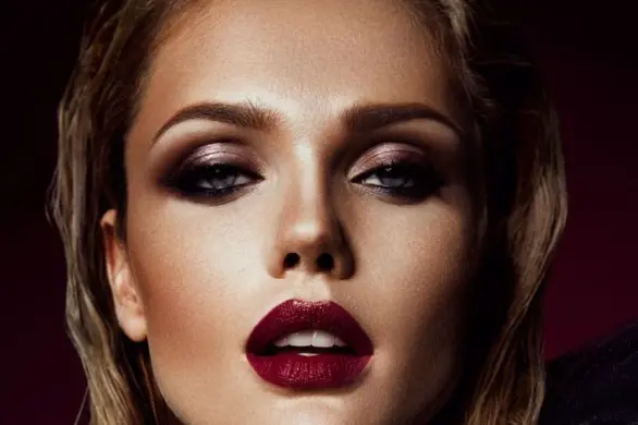 Trend cherry cola w makijażu: głębia i zmysłowość w twoim Looku