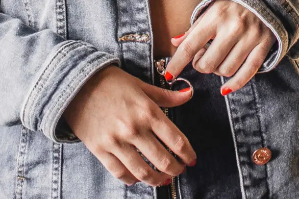 Jakie fasony dżinsów pasują do figury typu „jabłko”?