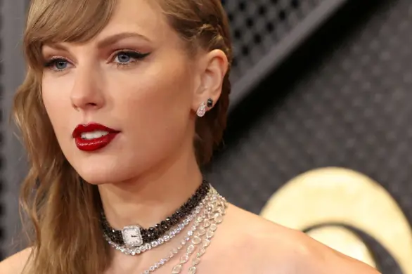 Cekinowa sukienka Taylor Swift na afterparty Grammy