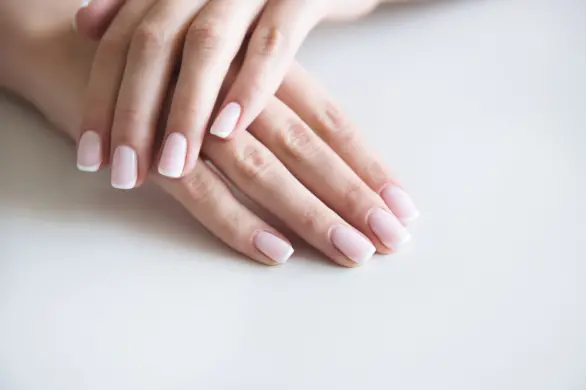 Crushed french: nowy trend w manicure na 2024 rok