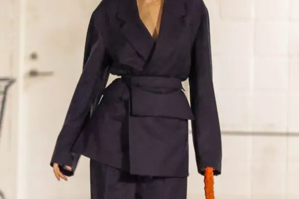 Kendall Jenner w Beverly Hills: biznesowa elegancja z pomarańczowym akcentem