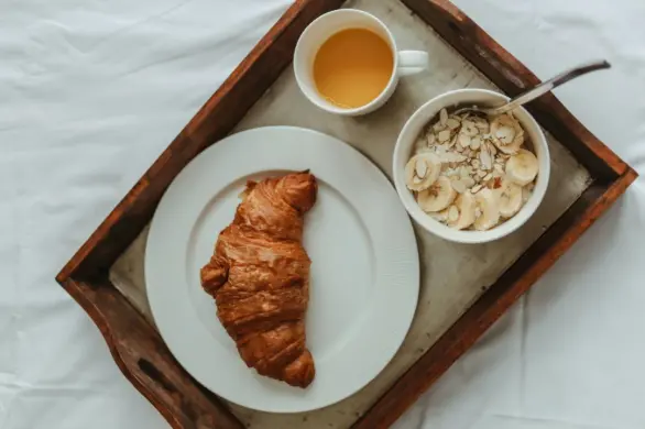 Dietetyczka wyjaśnia, o której godzinie należy jeść śniadanie