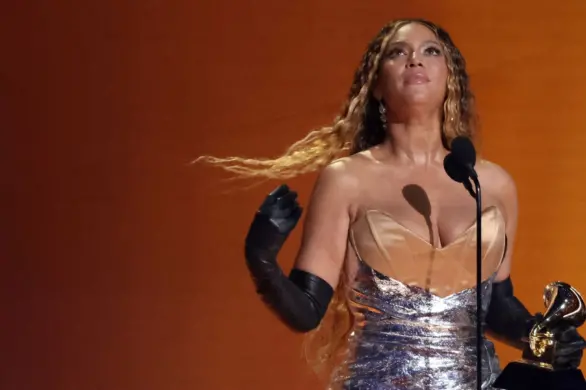 Nowa torebka Beyoncé wcale nie wygląda jak torebka i podbija trendy w viralowym tempie