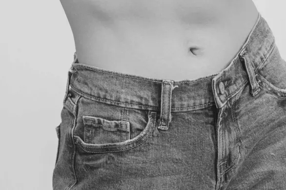 Japońskie ćwiczenie na płaski brzuch. Nie wymaga wysiłku, a przynosi spektakularne efekty