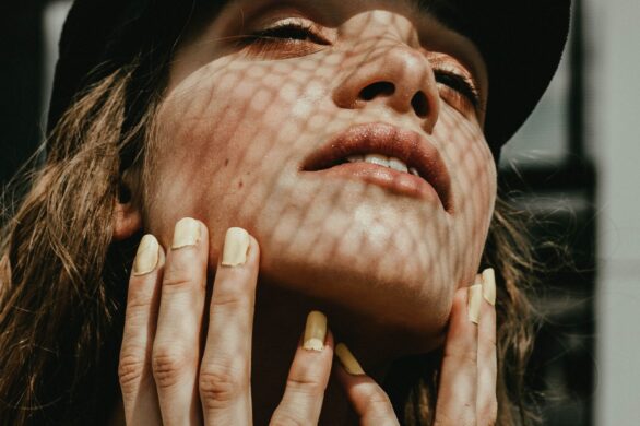 „Kapsułowa” pielęgnacja. Co powinno znaleźć się w kosmetyczce beauty minimalistki?