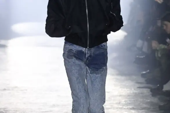 Kontrowersyjne jeansy Jordanluca hitem: wzór przypominający plamy moczu wywołuje burzę