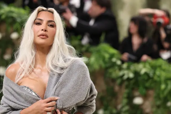 Kim Kardashian z ogromną pluszową torbą na meczu koszykówki syna