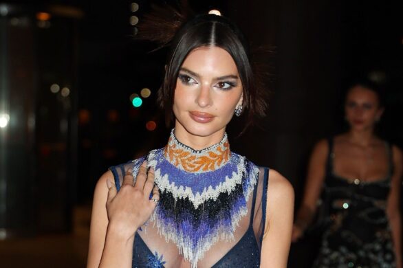 Emily Ratajkowski w najmodniejszym kolorze makijażu tego sezonu