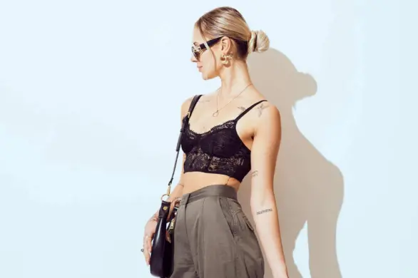 Delikatny tatuaż za uchem. Pomysły i inspiracje na kobiece wzorki