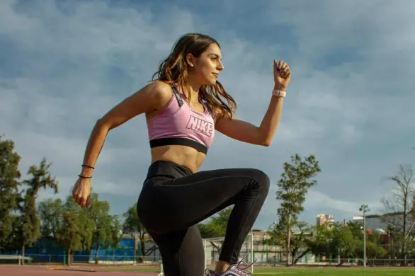 Dermatolog radzi, jak chronić skórę podczas uprawiania sportu na świeżym powietrzu