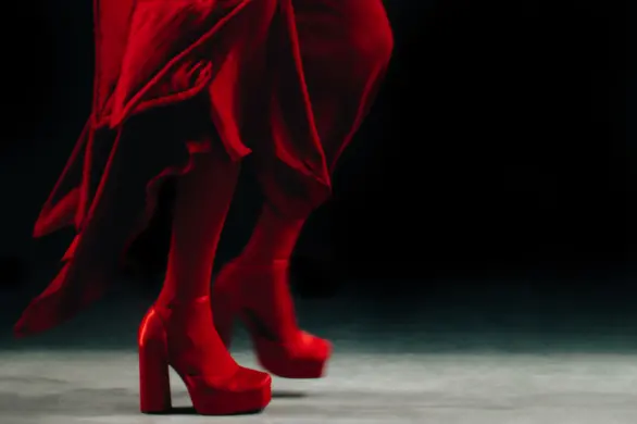 Dynamiczne duo: jak nosić połączenie czerwieni i błękitu?