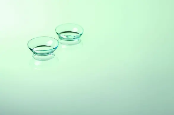 Co się stanie, jeśli wykąpiesz się w soczewkach kontaktowych?