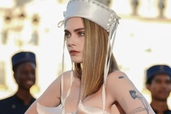 Cara Delevingne w teatralnej stylizacji na Vogue World: Paryż 2024