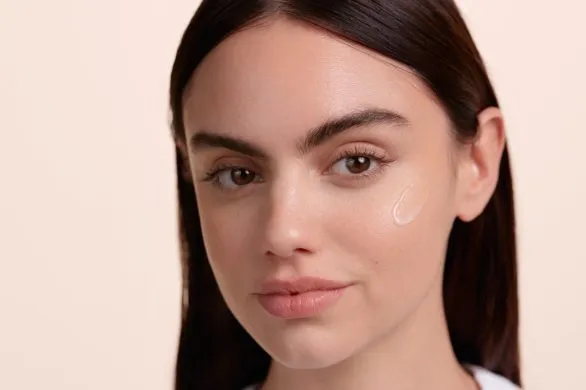 Dowiedz się jak wspierać pielęgnację skóry trądzikowej od podstaw z innowacyjnymi produktami gamy Cleanance