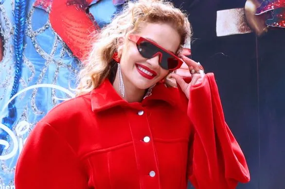 Rita Ora promuje nowy film w stylizacjach all red