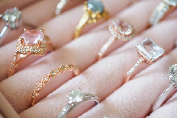 Warstwowanie pierścionków. Te trendy kanapki pokochały it-girls z całego świata