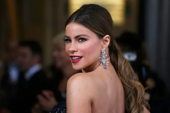 Sofia Vergara w panterkowej sukience i białych sneakersach