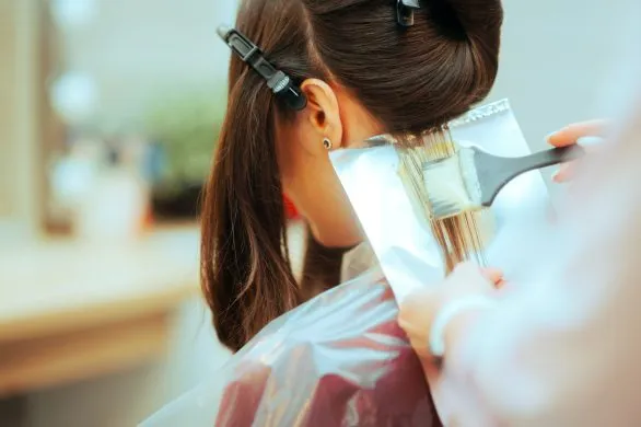 Włosy muśnięte słońcem: farbowanie w delikatnej metamorfozie