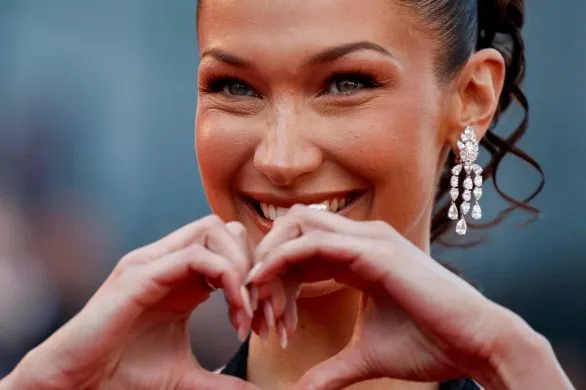 Bella Hadid w rybaczkach podsyca modę na kolejny wielki trend tego lata