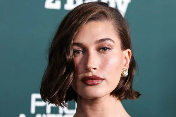 Berry blush to gorący trend w makijażu na wiosnę 2025. Jak wyczarować make-up w stylu Hailey Bieber?