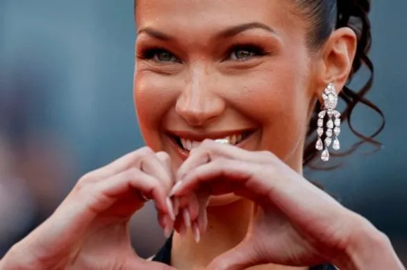 Bella Hadid: najlepsze stylizacje ostatnich tygodni. Uliczny pokaz mody Y2K