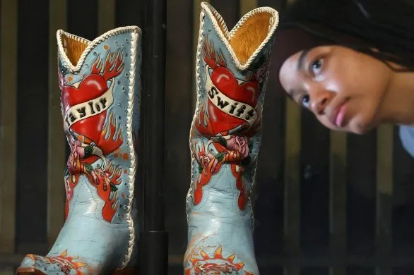 Wystawa Taylor Swift. Rewelacyjne rekwizyty, bogaty zbiór kostiumów i pamiątek związanych z karierą muzyczną artystki