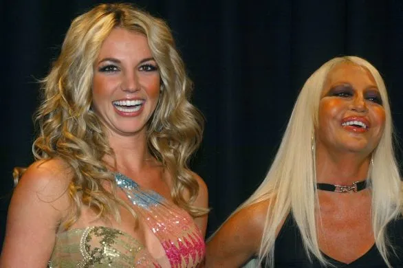 Blake Lively w sukience Britney Spears z 2002 roku