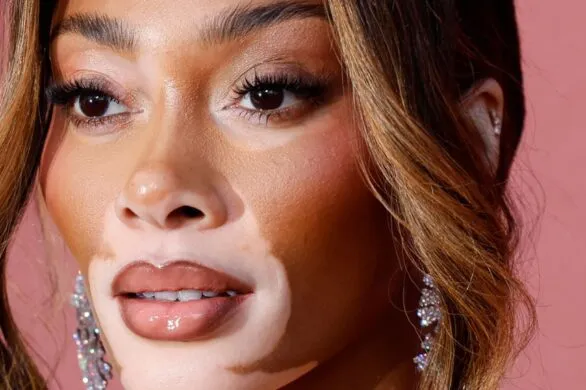Winnie Harlow stylizuje koszulę jako spódnicę