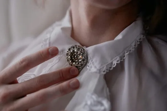 Broszki dla maksymalistek i minimalistek. Przegląd najładniejszych inspiracji