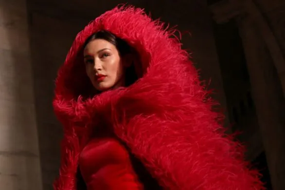 Bella Hadid w niezwykłej kreacji promuje nowy zapach perfum