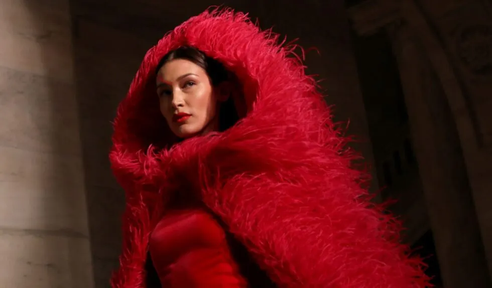 Bella Hadid w niezwykłej kreacji promuje nowy zapach perfum