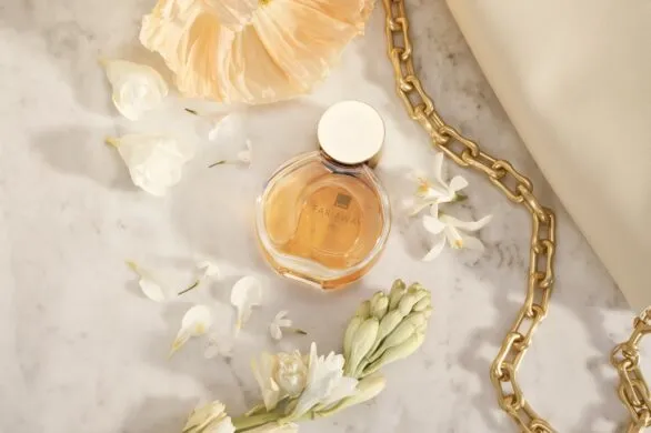 Odkryj gorący trend: Twoja własna garderoba zapachowa z Avon! Dobieraj perfumy do okazji, jak stylizacje, torebki i biżuterię