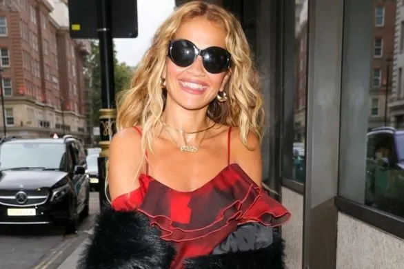 Rita Ora w stylizacji z Primarku. Ta sukienka jest prześliczna