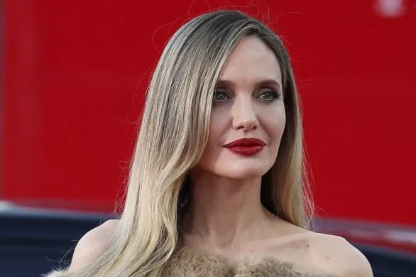 Angelina Jolie zachwyca w bardzo skromnej sukience wieczorowej. Mniej znaczy więcej?